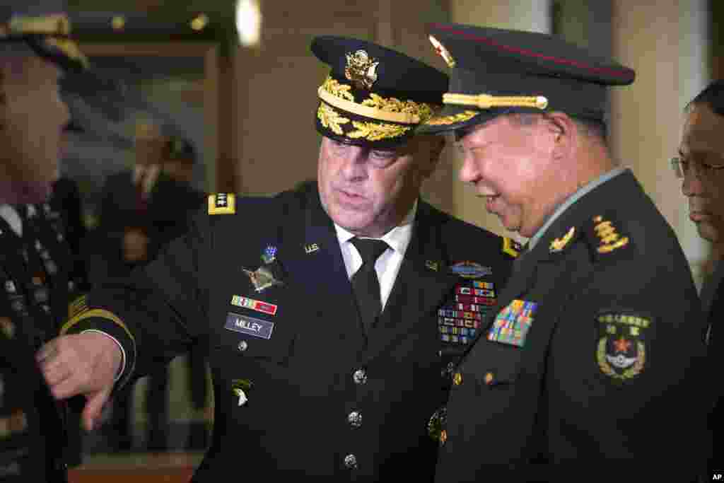 2016年8月16日,在北京八一大楼欢迎美国陆军参谋长马克·米利(Mark Milley,右)将军的仪式上,米利向中国陆军司令李作成介绍随行人员。 李作成参加过1979年中越战争,中方把这场血战称作“对越自卫反击战”,李作成当时是连长。中国媒体报道说,他率领全连与敌血战26个日夜,被中央军委命名为“尖刀英雄连”,李作成也被记一等功并授予“战斗英雄”称号。