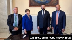 2025年8月25日,美国参议院外交关系委员会资深成员珍妮·沙欣参议员(左二)与美国叙利亚问题特使汤姆·巴拉克(右一)和众议员乔·威尔逊(左一)组成的两党代表团在大马士革会见了叙利亚总统沙拉(右二)。