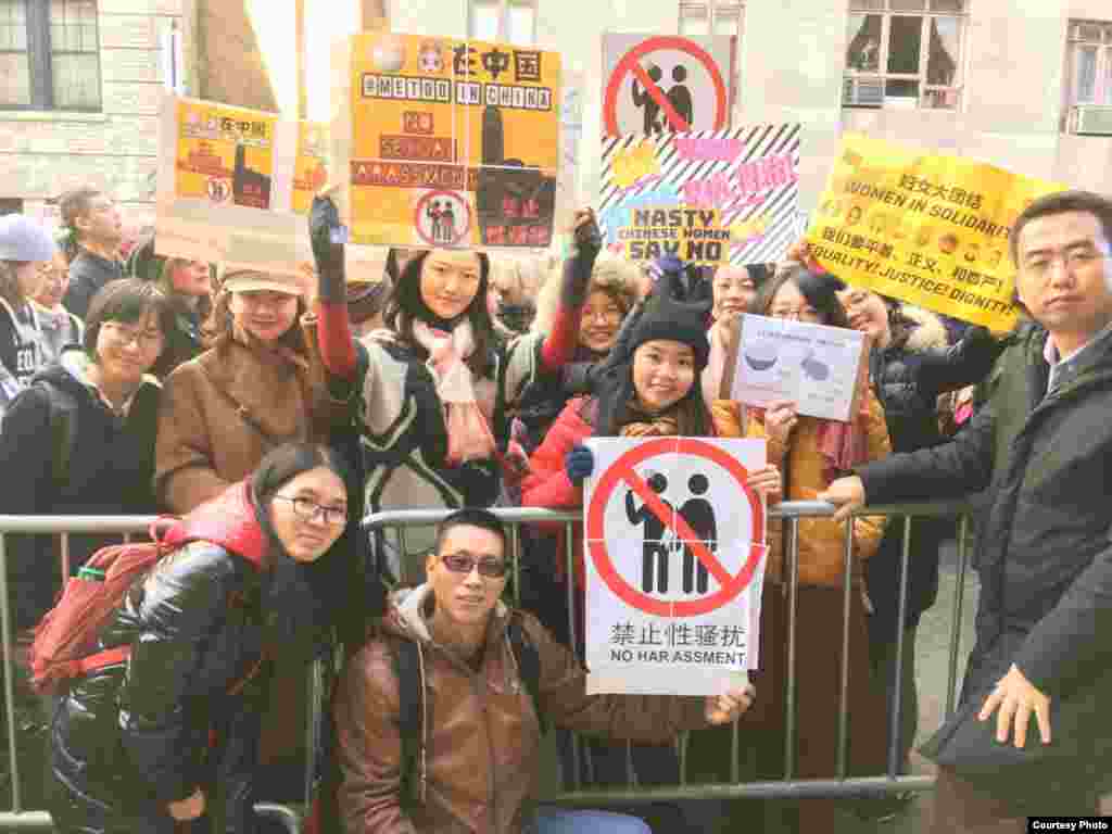 在纽约参加女性大游行关注中国女权议题的人士合影。(2018年1月20日,小门提供)。 在英属哥伦比亚大学就读社会学的七七是“#MeToo在中国”话题的发起和主持人。七七设计了“#米兔在中国”的图标。