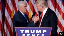 总统当选人川普在发表接受大选结果的演说后和副总统当选人握手(2016年11月9日)