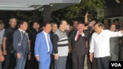 印度尼西亚人何筱昆(Samadikun Hartono)(左三)