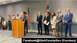 2025年9月16日,犹他县检察官杰夫·格雷在新闻发布会上列出对查理·科克枪击案嫌疑人泰勒·罗宾逊的罪名指控并回答提问。