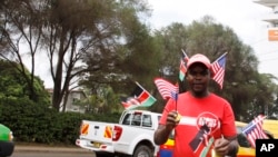 肯尼亚商贩出售美国和肯尼亚国旗(2015年7月24日)