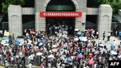 2018年6月7日,中国大学入学考试第一天,中国浙江省杭州市的考生走出学校。