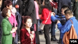 2016年3月5日,在人民大会堂外进行报道的中国媒体记者 (美国之音金子莹拍摄)