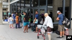 美国佛罗里达州的民众等待一所避难所开门,躲避飓风米尔顿的冲击。(2024年10月7日)