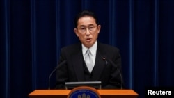 日本新首相岸田文雄在首相官邸对媒体发表评论(路透社2021年10月4日)