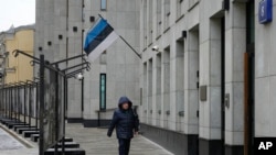 2023年1月23日,一名行人走过爱沙尼亚驻俄罗斯莫斯科大使馆。(美联社照片)