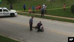 2014年8月9日,调查人员在黑人青年布朗被枪杀现场检查他的尸体。