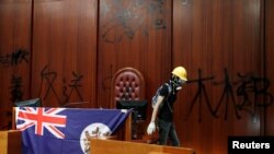香港抗议者冲入立法会后在立法会内挂起香港殖民地旗帜。(2019年7月1日)
