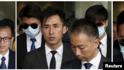 从左至右: 2015年10月19日7名被控殴打抗议者的警察: 警员关嘉豪、警长白荣斌、警员黄伟豪、高级督察刘卓毅、总督察黄祖成、警员陈少丹、警员刘兴沛,离开香港法院