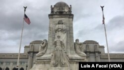 资料照片:首都华盛顿联合车站外的哥伦布像。