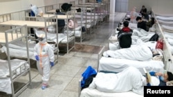 被改装成临时医院的武汉国际会展中心开始收容有着轻度症状的新冠病毒感染者。(2020年2月5日)