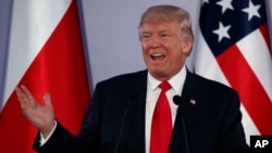 美国总统川普在华沙与波兰总统杜达一同举行记者会。(2017年7月6日)