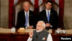 印度总理莫迪2016年6月在美国国会发表演说,时任副总统拜登(后排左)在场。(路透社)