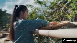 中国乡村视频达人现象并非仅仅属于李子柒一人,事实上,它正在属于一个群体。图为仅油管就有五百万粉丝的云南“滇西小哥”。这是她在一集视频中制作云南食品的画面。(图片为YouTube截屏)