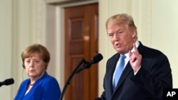 美国总统川普和来访的德国总理默克尔联合召开记者会。(2018年4月27日)