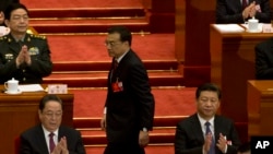 在人大会议开幕式上,中国总理李克强在中国主席习近平身边走过,上台做工作报告(2016年3月5日 )