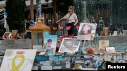 以色列特拉维夫街头陈列着2023年10月7日哈马斯对以色列发动致命袭击时被绑架的人质照片。(2024年10月7日)