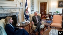 美国国务卿蒂勒森在国务院会晤欧盟外交事务主管莫盖里尼。(2017年2月9日)