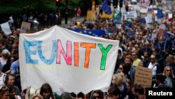 2016年7月2日,反对英国脱欧的民众在伦敦举行“向欧洲前进”的大游行。