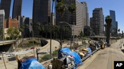 资料照片:穿越洛杉矶市中心的州际公路(2020年5月21日)