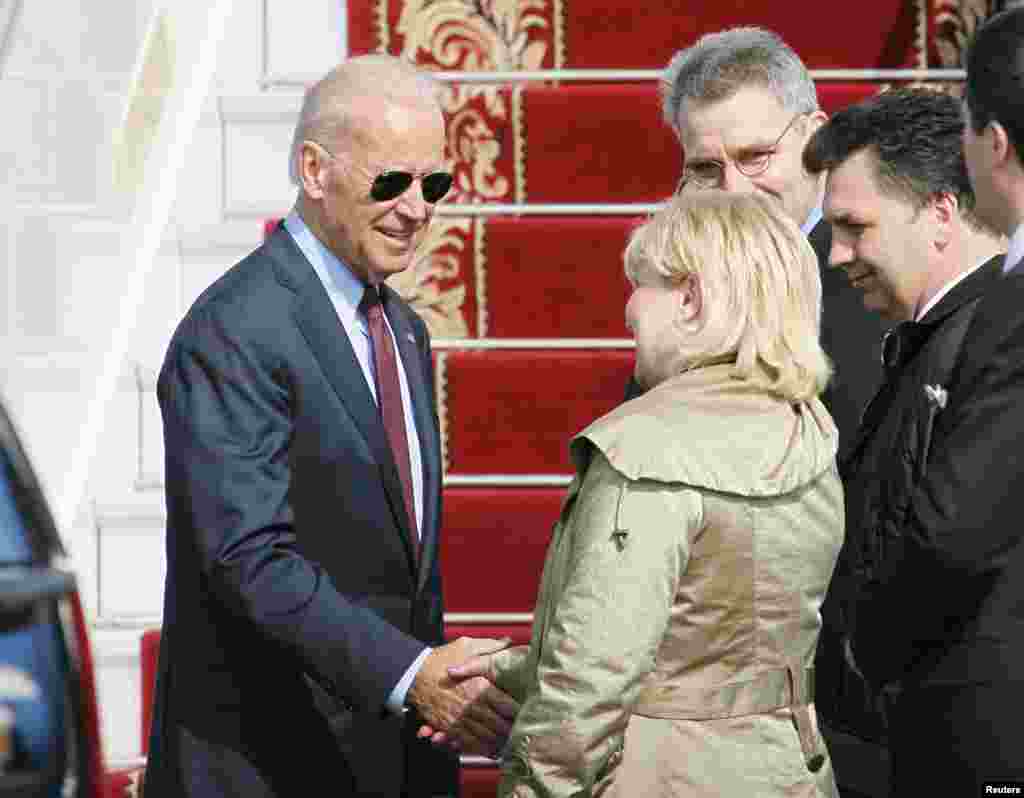 Ohó Tổng thống Mỹ Joe Biden bắt tay các giới chức Mỹ và Ukraina khi đến sân bay quốc tế Boryspil bên ngoài thủ đô Kiev, ngày 21/4/2014.