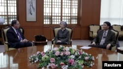 韩国外交部长康京和,美国代理副助理国务卿蒂莫西·贝茨和韩国外交部代表2019年2月10日在首尔开会。