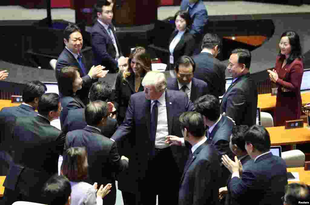美国总统川普在韩国的国民议会发表讲话后和议员们握手(2017年11月8日)
