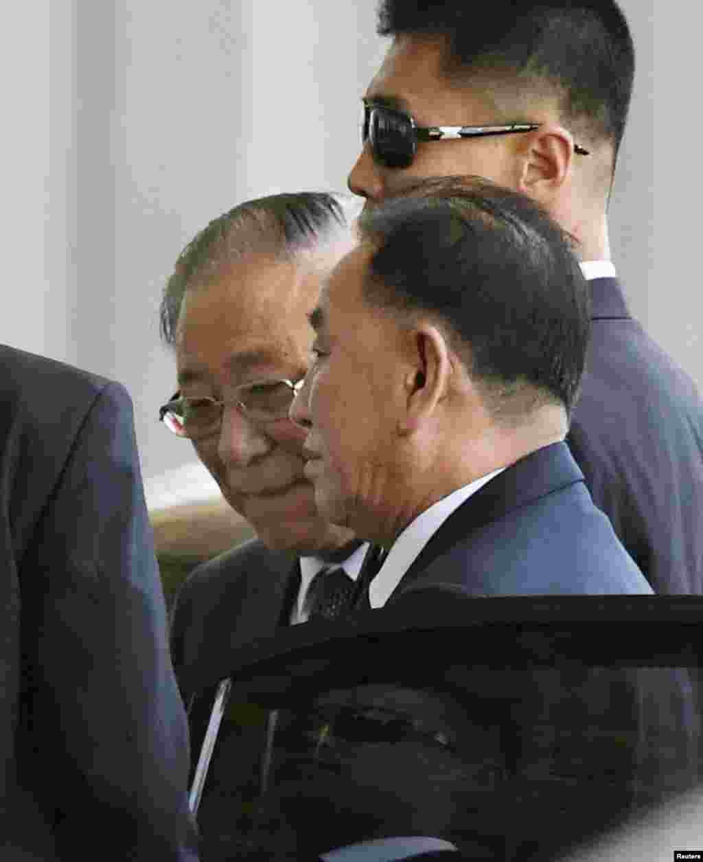 朝鲜劳动党中央委员会副委员长兼统战部长金英哲2018年5月30日抵达北京国际机场,准备前往美国(日本共同社拍摄的照片)。