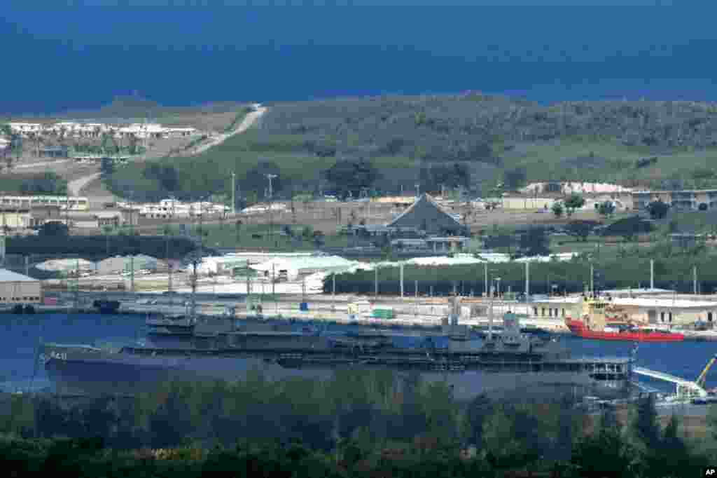 2005年5月10日拍摄的这张照片显示关岛上阿普拉(Apra)港的一部分,军舰在海军基地的码头停泊。美国在关岛南部设有一处海军基地和一个海岸警卫队基站,在北部设有一处空军基地。越战期间曾大量使用这一空军基地。美军军事基地虽已使用关岛30%的面积,但仍希望扩大设施,把目前驻日本冲绳的数千海军陆战队员移驻关岛。美国陆军“萨德”反弹道导弹系统负责防御关岛。