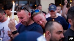 2016年6月12日,美国佛罗里达奥兰多为枪击惨案的遇难者举行烛光悼念活动。