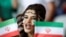 一名球迷2018年5月28日为伊朗足球队打气（路透社）