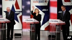 2015年11月14日希拉里·克林顿(中),桑德斯(左)和奥马利在爱荷华州一个民主党总统初选辩论中。