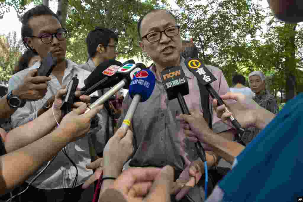 外媒在北京的法院前面采访递交起诉材料的原炎黄春秋杂志社的代表律师丁锡奎(2016年8月16日)。今年7月被挂靠单位中国艺术研究院强占的改革派标杆性刊物原炎黄春秋杂志社,9月28日发表第9号声明,谴责夜间强行撬开炎黄春秋杂志社所有办公室的门,侵害公私财物所有权的行为。声明强调,原炎黄春秋将依法保留追究和要求赔偿的一切权利。