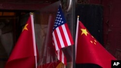 Bendera Amerika Serikat dan China terpajang di salah satu toko suvenir di Beijing, pada 31 Januari 2025. (Foto: AP/Andy Wong)