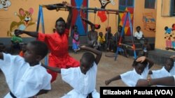 乌干达孩子在武馆学功夫,长大要做动作片明星。(2014年10月9日)