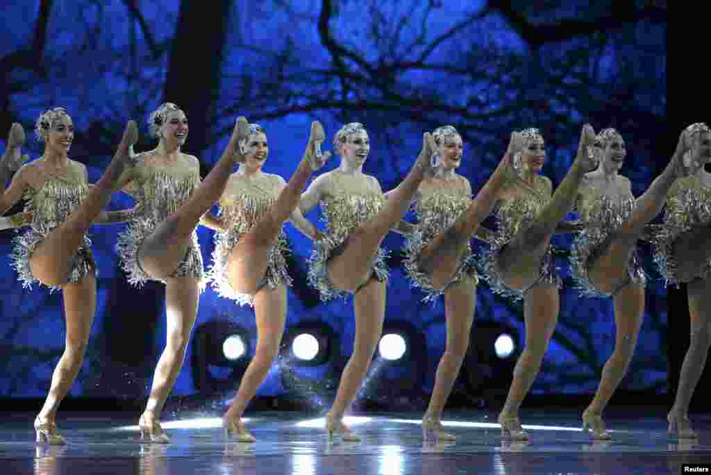 纽约无线电城音乐厅的火箭女郎舞蹈团（ The Radio City Rockettes ）在川普夫妇主办的，以&ldquo;自由&rdquo;为题的就职舞会上表演舞蹈（2017年1月20日）