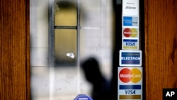 美国一家商店门上贴有的该店所收信用卡付款的图样。(资料照片)