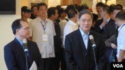 国台办主任张志军(右) 结束金门行前,与台湾陆委会副主委林祖嘉(左)一起发表讲话 (美国之音赵婉成拍摄)