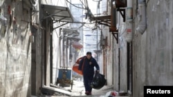 一名外地来京打工者被清除出他在北京大兴新建村的住所。(2017年11月25日)