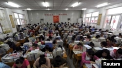 安徽合肥一所中学的学生在准备参加高考(资料照片)