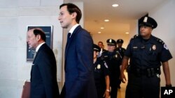 川普总统的女婿和高级顾问库什纳(中)在律师陪同下抵达国会山接受众议院情报委员会的提问。(2017年7月25日)