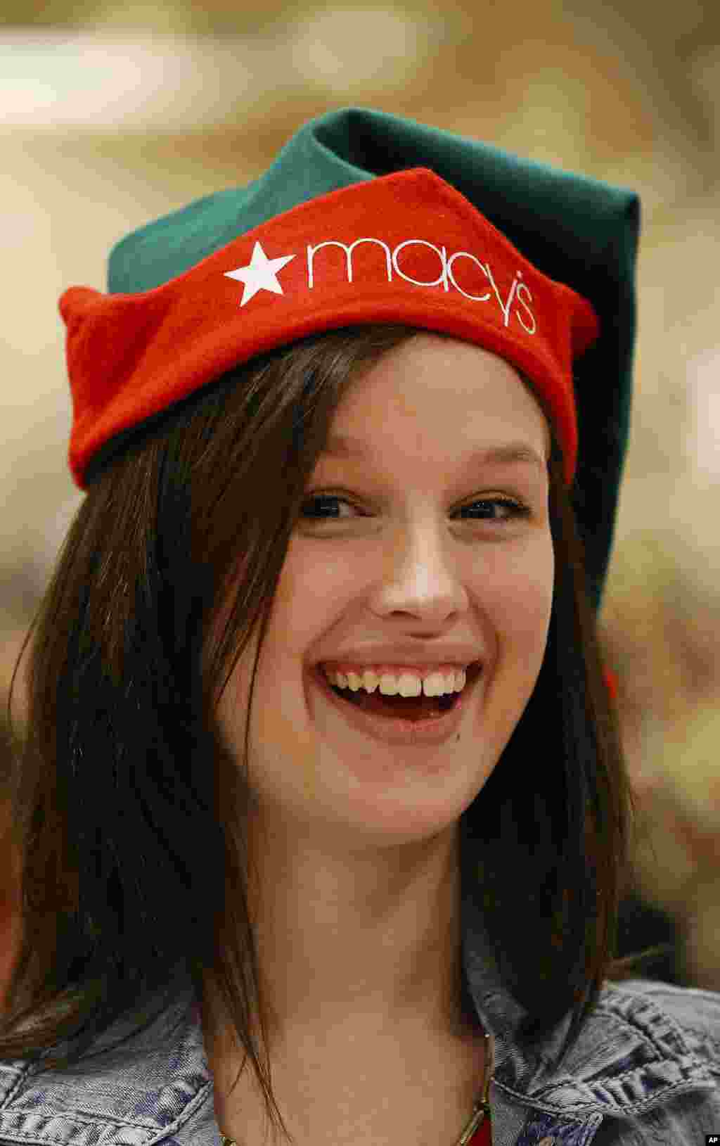 在梅西百货公司的休斯敦商店,17岁的切尔西( Chelsea)在收到火箭女郎舞蹈团给她的礼物后笑了(2014年)