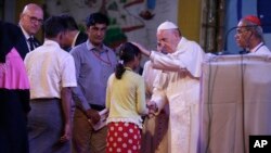 罗马天主教宗方济各在孟加拉国首都达卡会见来自缅甸的罗兴亚穆斯林难民(2017年12月1日)