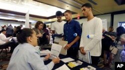 Phúc trình của ILO cho biết giới trẻ là thành phần gặp bất trắc nhiều nhất, với tỉ lệ thất nghiệp ở người trẻ tuổi cao gấp đôi tỉ lệ thất nghiệp chung của toàn cầu.