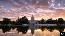 华盛顿日出时分的美国国会大厦(2017年10月10日)。