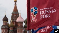 2018年6月4日,俄罗斯莫斯科,圣巴索大教堂旁边,带有2018年世界杯标志的旗帜飘扬。