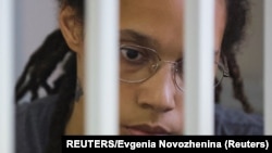 美国篮球明星格里纳在俄罗斯法庭等待判决(2022年8月4日)