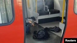 2017年9月15日,英国伦敦的帕森斯格林车站的地铁列车上,发现一个装在超市购物袋里的白色塑料桶(照片来自社交媒体,由SYLVAIN PENNEC提供)